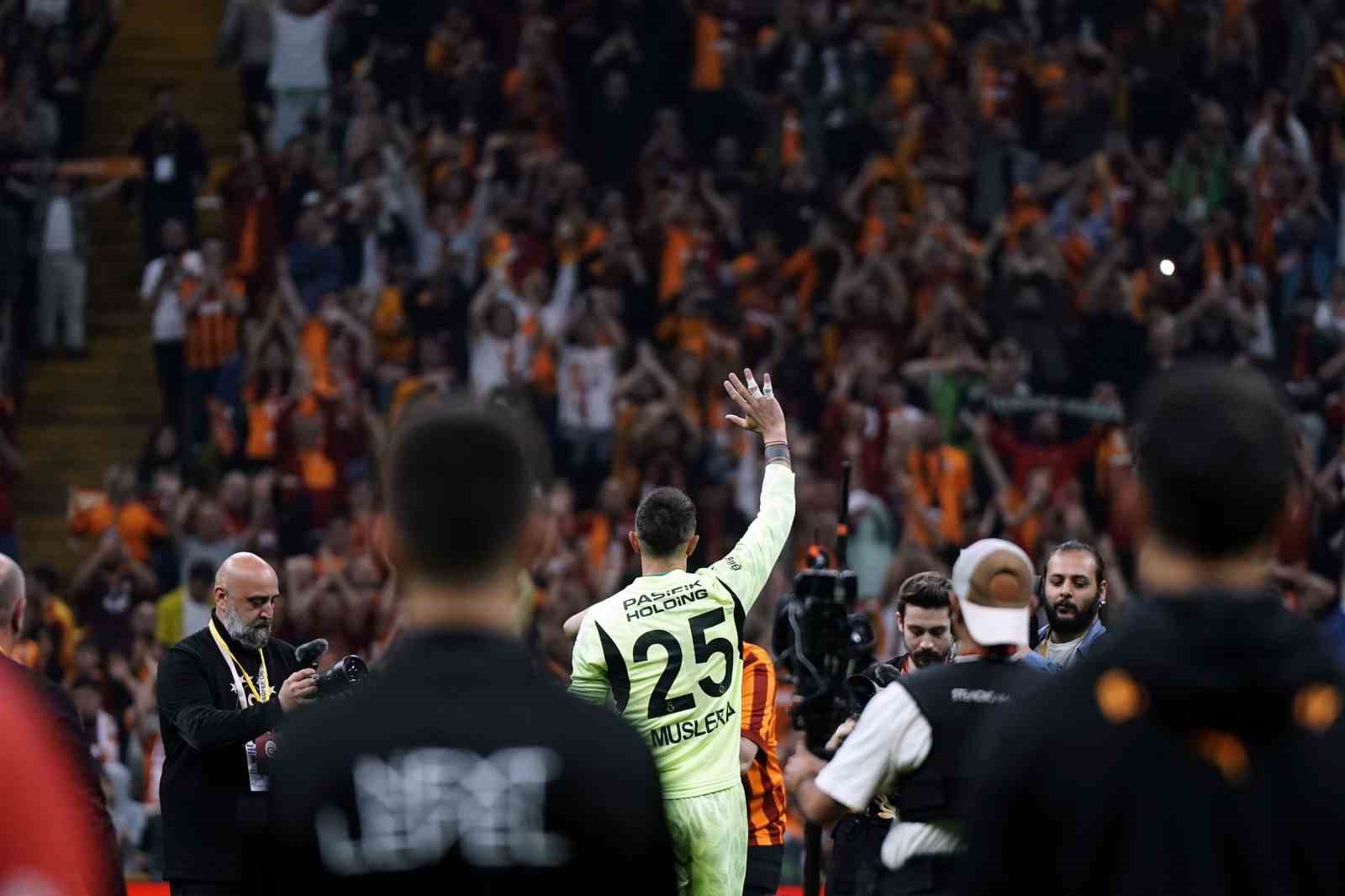 Galatasaray şampiyonluğu taraftarı önünde kutladı 