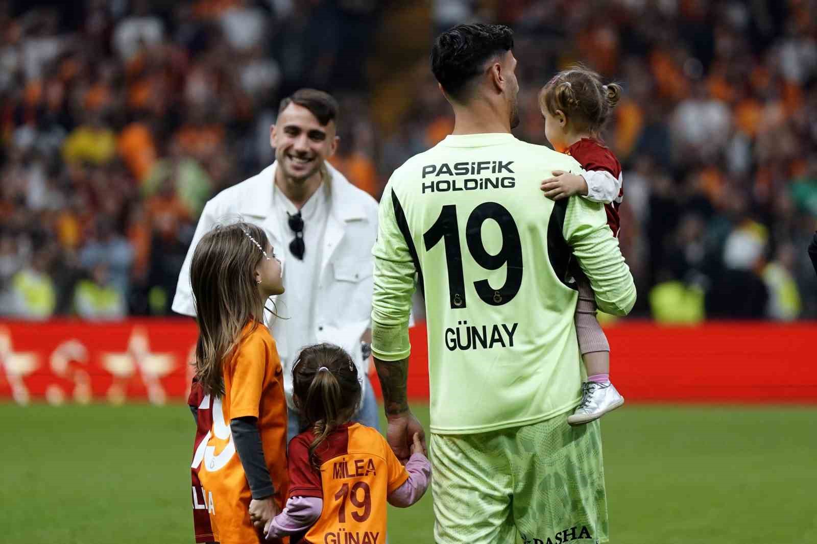 Galatasaray şampiyonluğu taraftarı önünde kutladı 