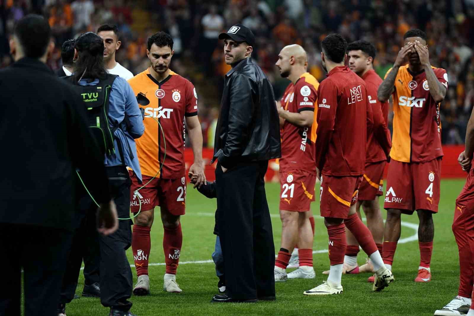 Galatasaray şampiyonluğu taraftarı önünde kutladı 