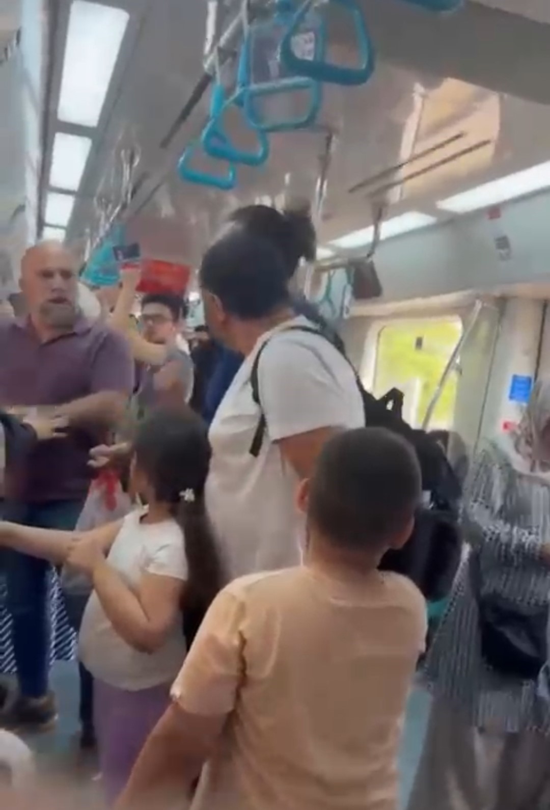 Marmaray’da çocuklarının yanında babaya yumruk