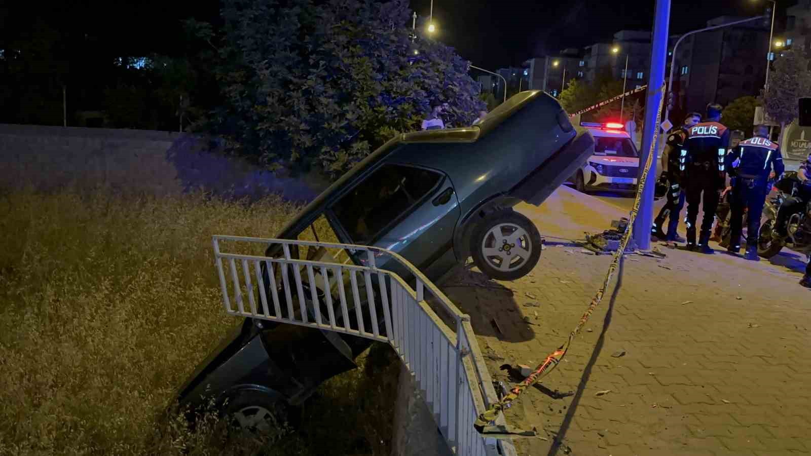 16 yaşındaki sürücü kaldırımdaki panoya çarptı 