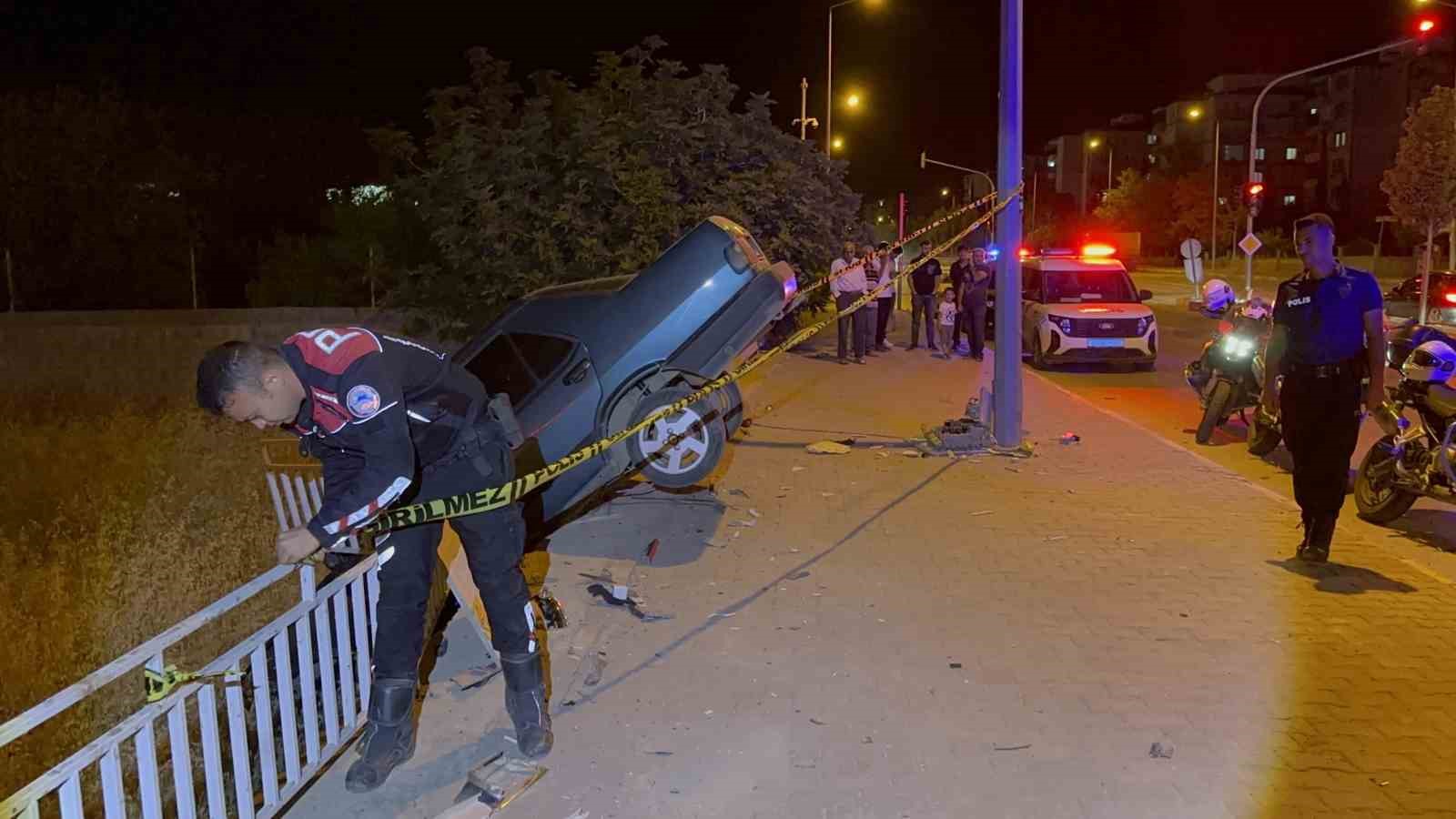 16 yaşındaki sürücü kaldırımdaki panoya çarptı 