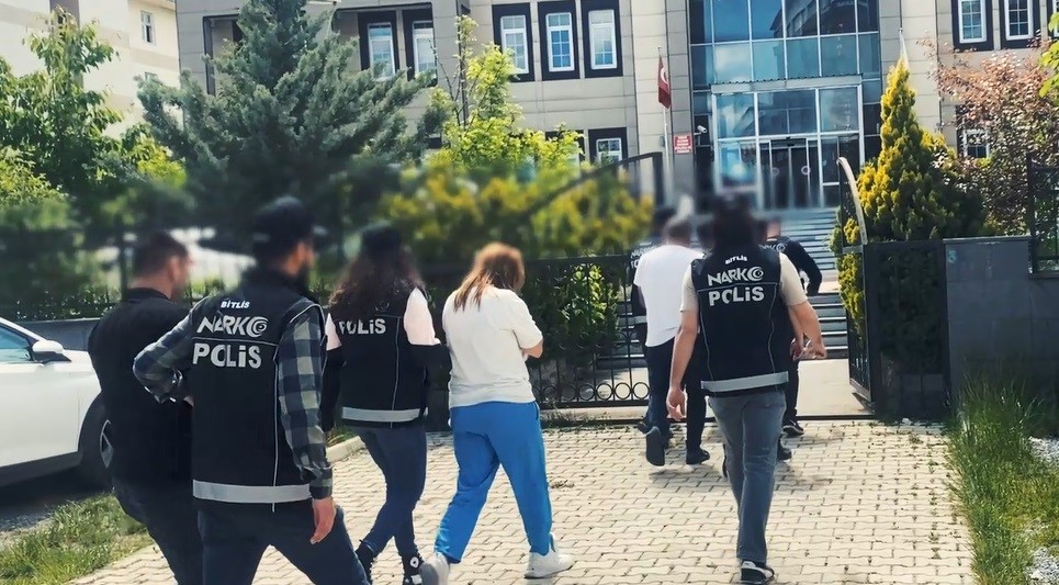 Otomobilin yedek lastiği içinde 4 kilo skunk uyuşturucu madde ele geçirildi 