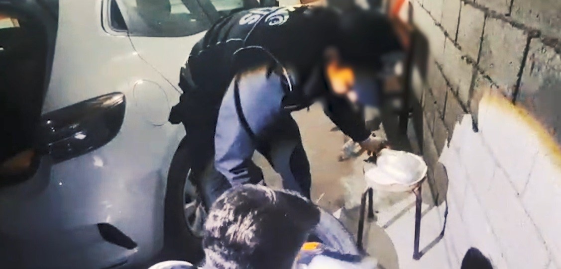Otomobilin yedek lastiği içinde 4 kilo skunk uyuşturucu madde ele geçirildi 