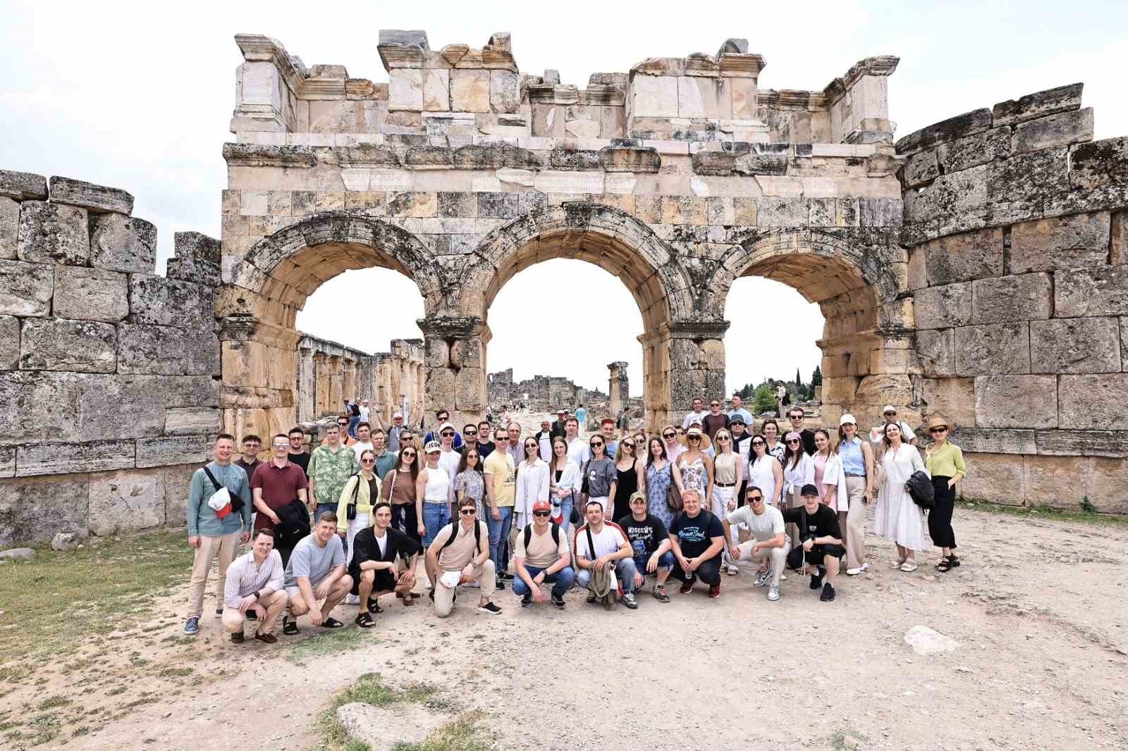 Dünyaca ünlü Kızıl Ordu Korosu, Pamukkale’ye hayran kaldı 