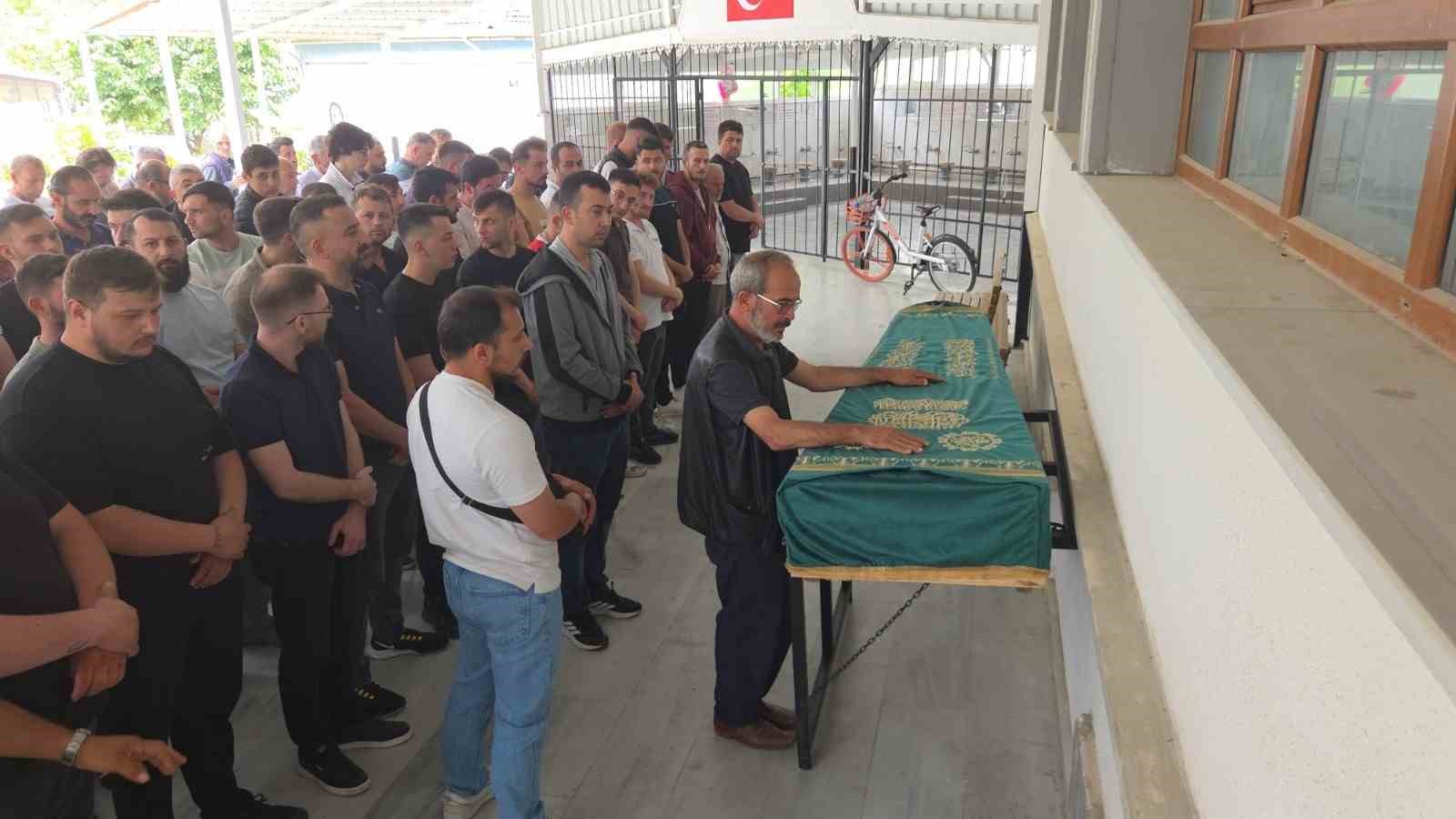Bağ evinde balta ile öldürülen 25 yaşındaki genç adam toprağa verildi 