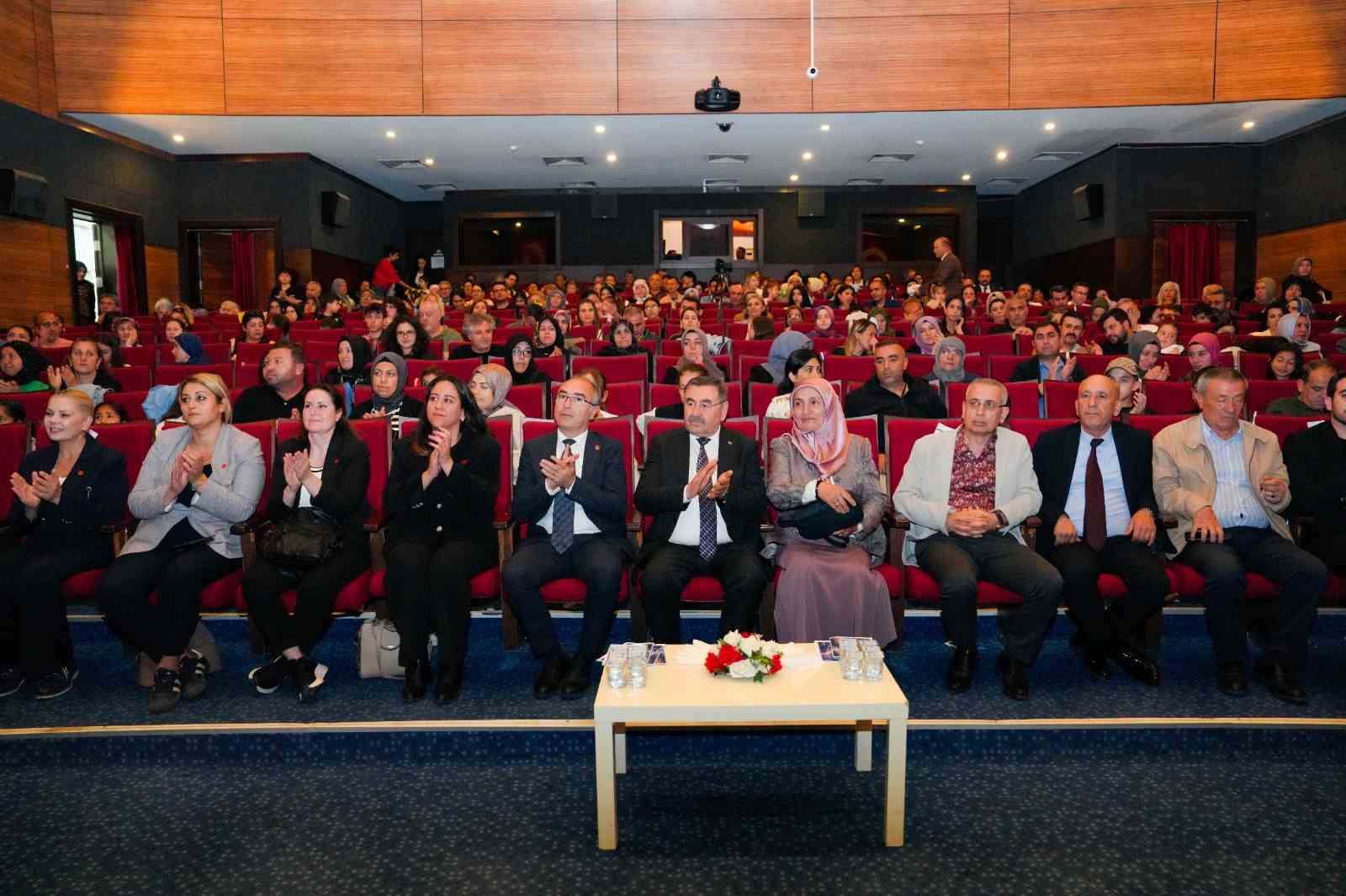 Gölbaşı Belediyesi kültür ve sanat kursiyerlerinden yıl sonu gösterisi 
