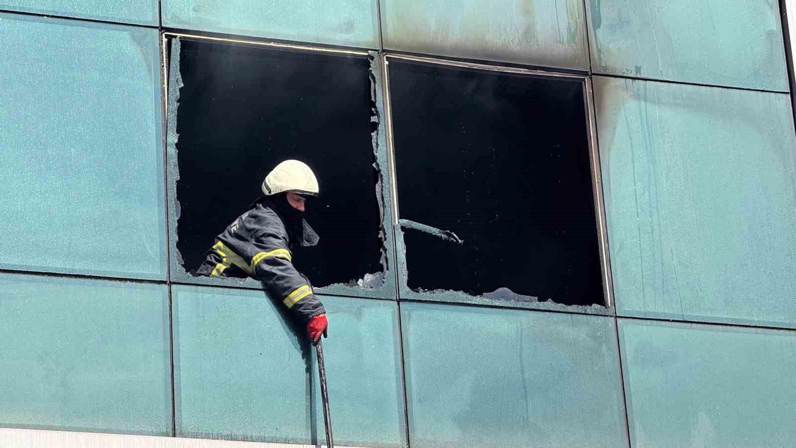 İş merkezindeki imalathanede çıkan yangın kontrol altına alındı 