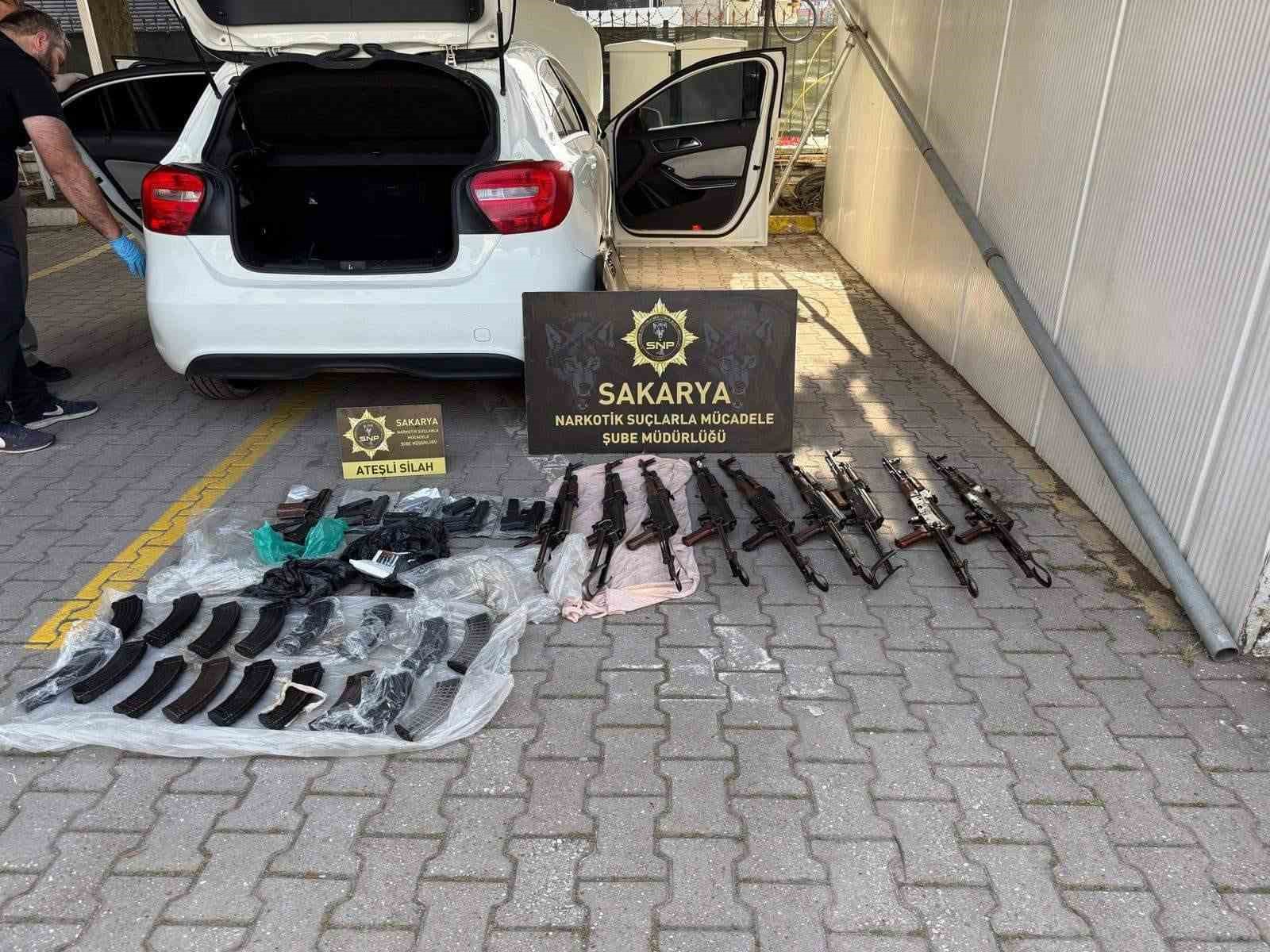 Kiraladığı araçta kalaşnikoflarla yakalanan polis ile birlikte 2 şahıs tutuklandı 