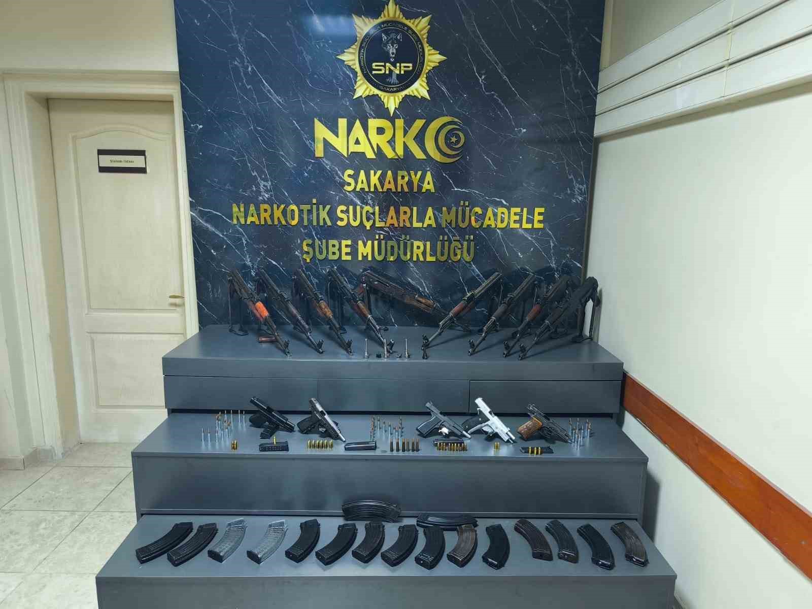 Kiraladığı araçta kalaşnikoflarla yakalanan polis ile birlikte 2 şahıs tutuklandı 