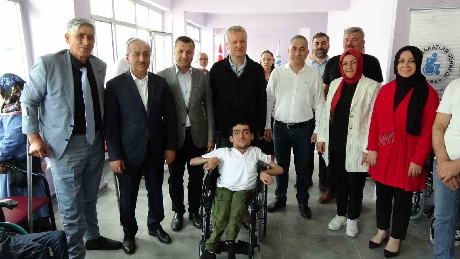 İhtiyaç sahibi engelliler bayram öncesinde sandalyelerine kavuştu 