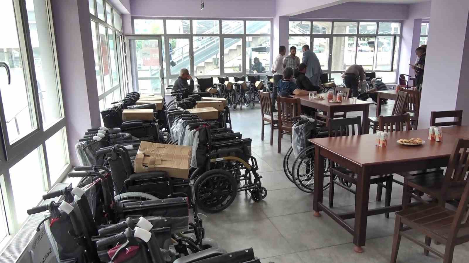 İhtiyaç sahibi engelliler bayram öncesinde sandalyelerine kavuştu 