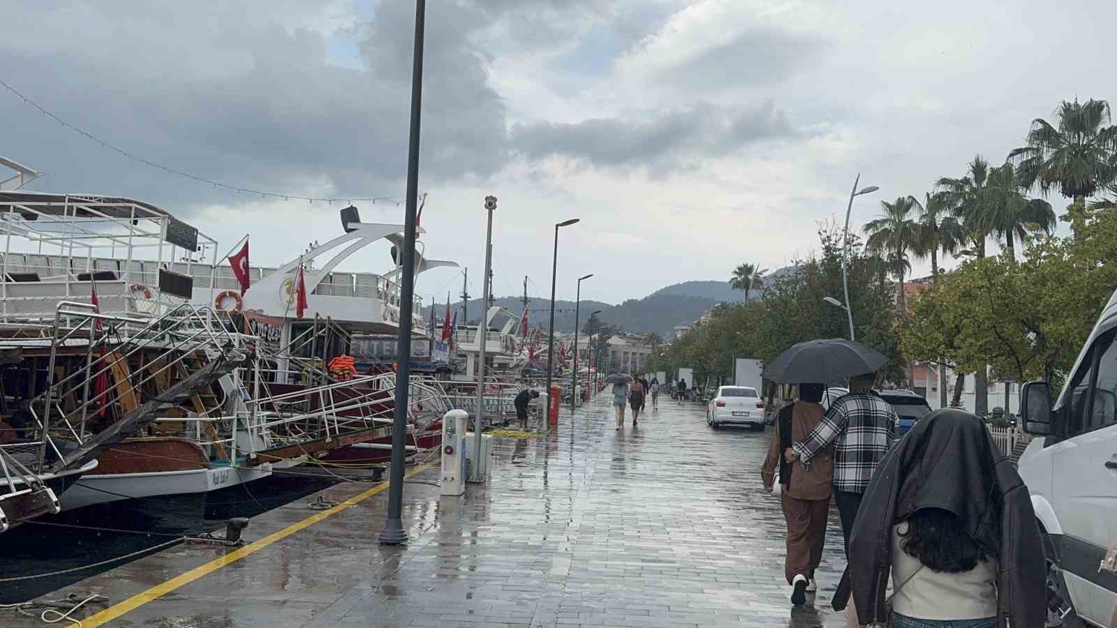 Marmaris baharı yağmurla uğurluyor 
