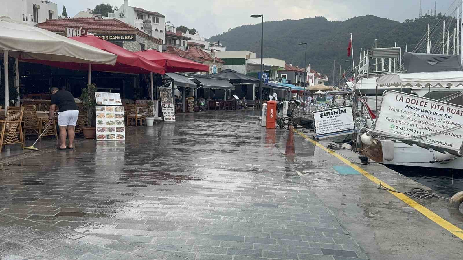 Marmaris baharı yağmurla uğurluyor 