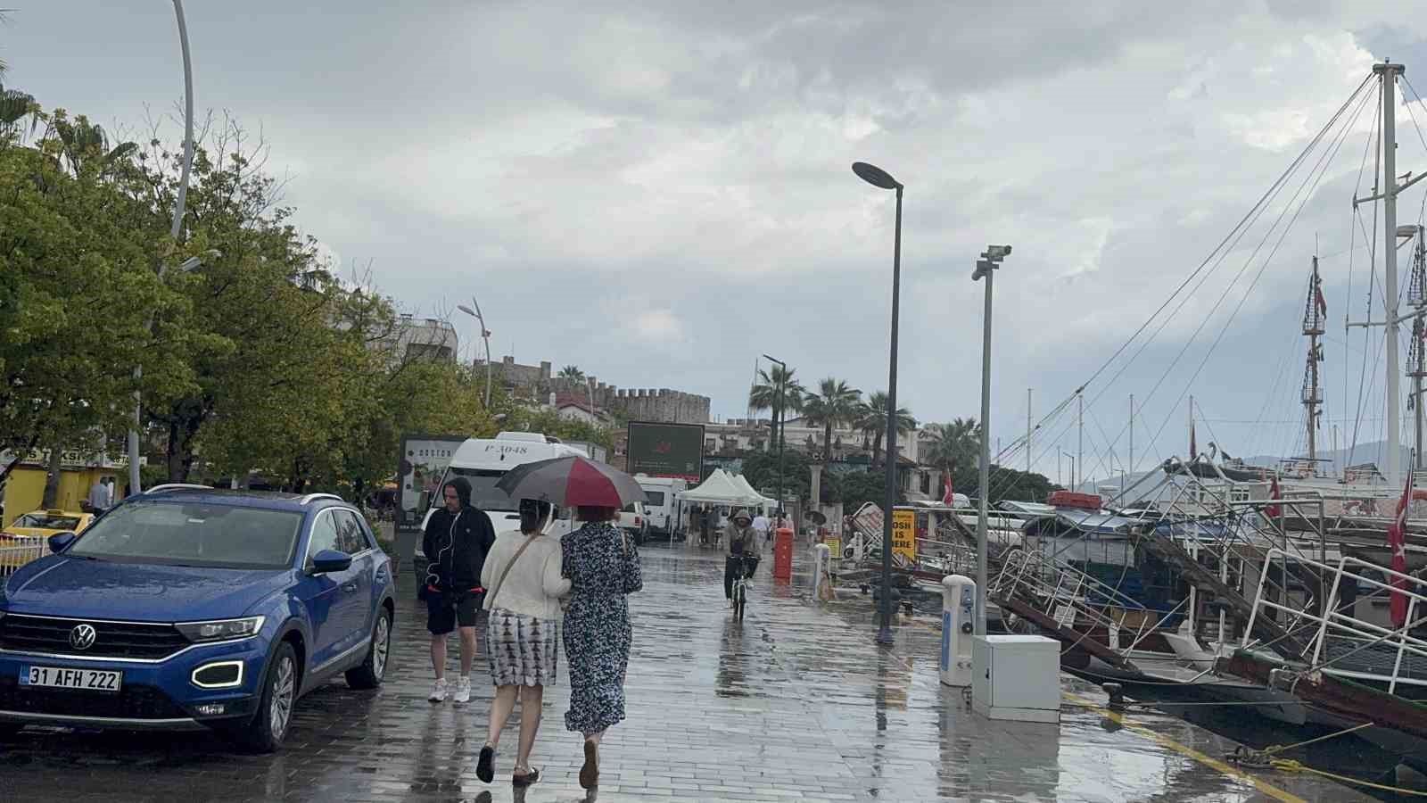 Marmaris baharı yağmurla uğurluyor 