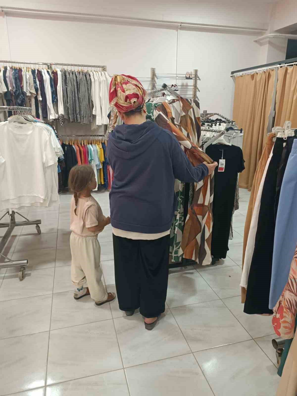 İhtiyaç sahiplerine bayram sevinci: Sosyal market kapılarını açtı 
