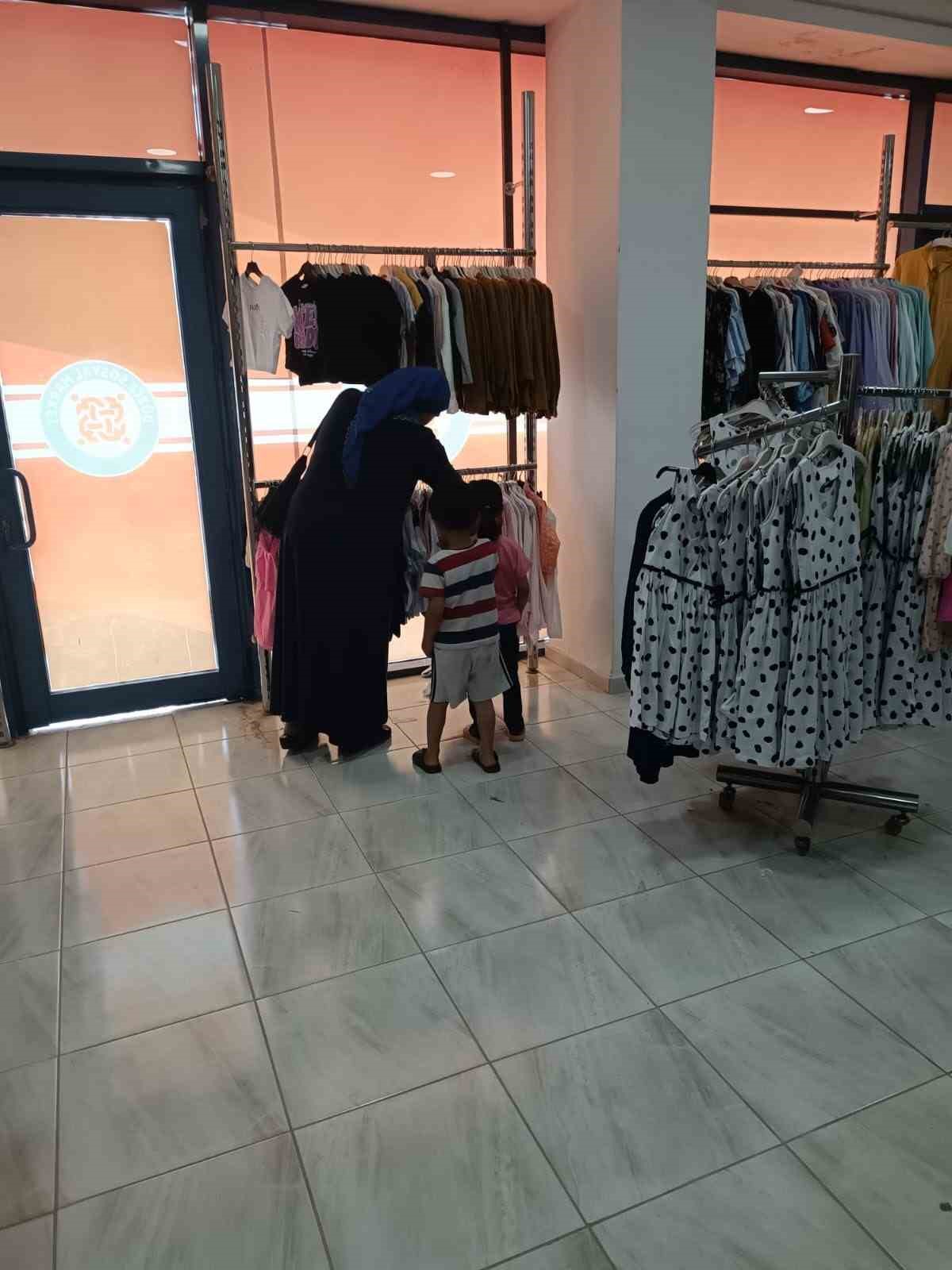 İhtiyaç sahiplerine bayram sevinci: Sosyal market kapılarını açtı 