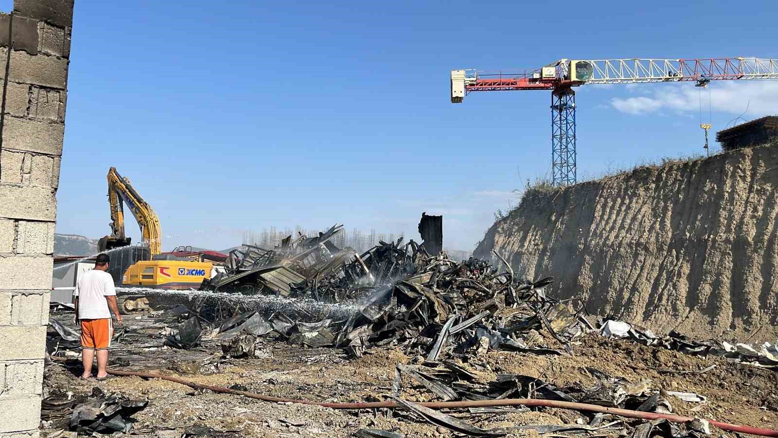İşçilerin kaldığı konteyner yatakhane alevlere teslim oldu 
