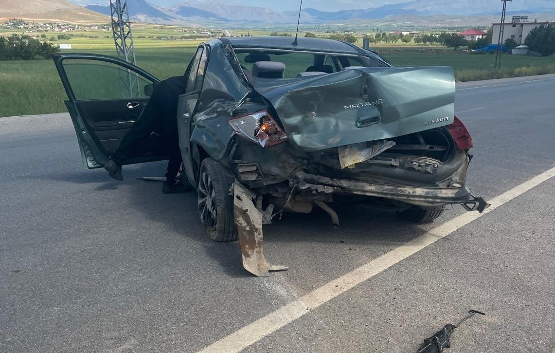 Otomobiller çarpıştı: 6 yaralı 