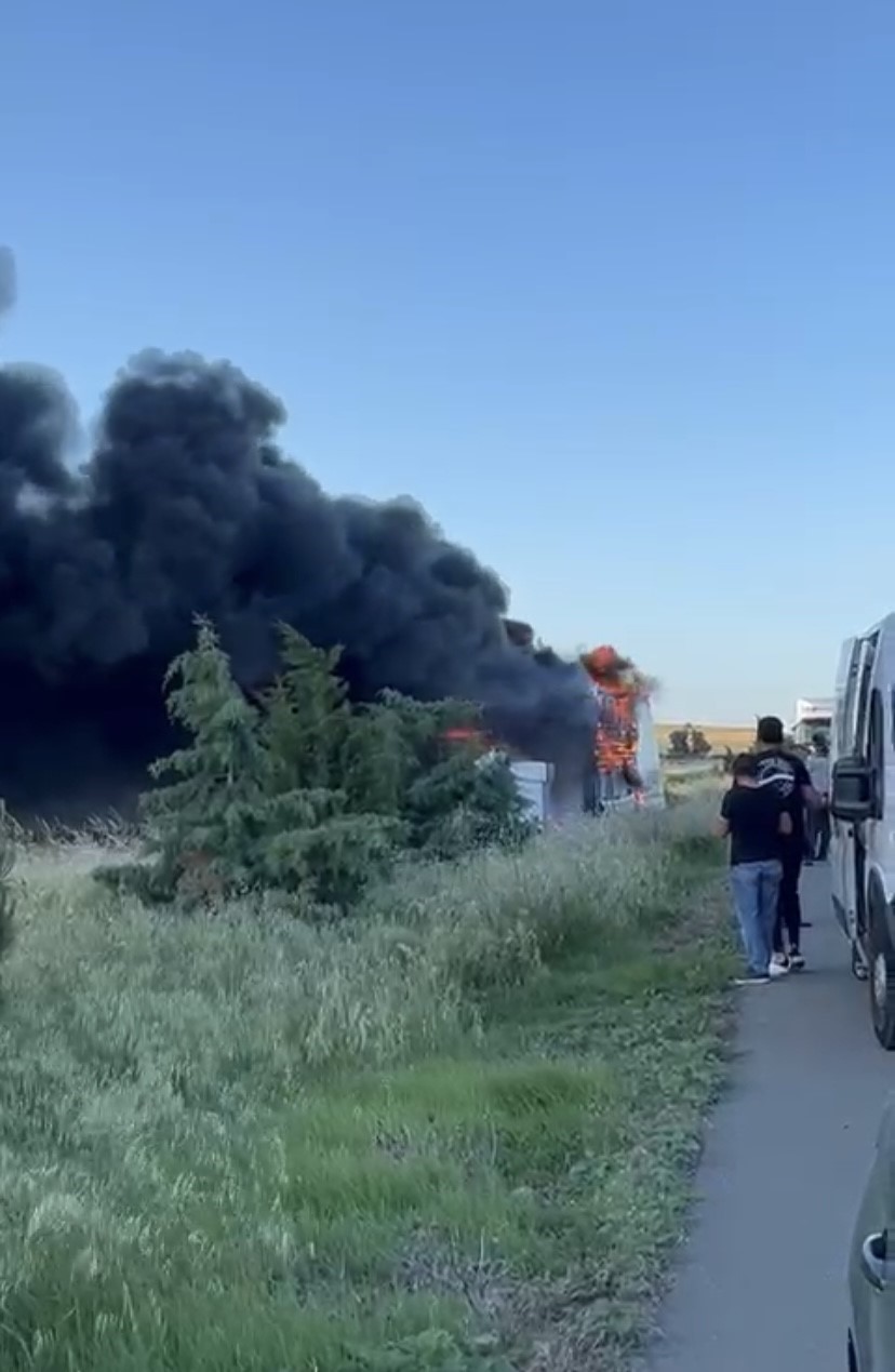 Çanakkale’de yol kenarına devrilen tır alev alev yandı 