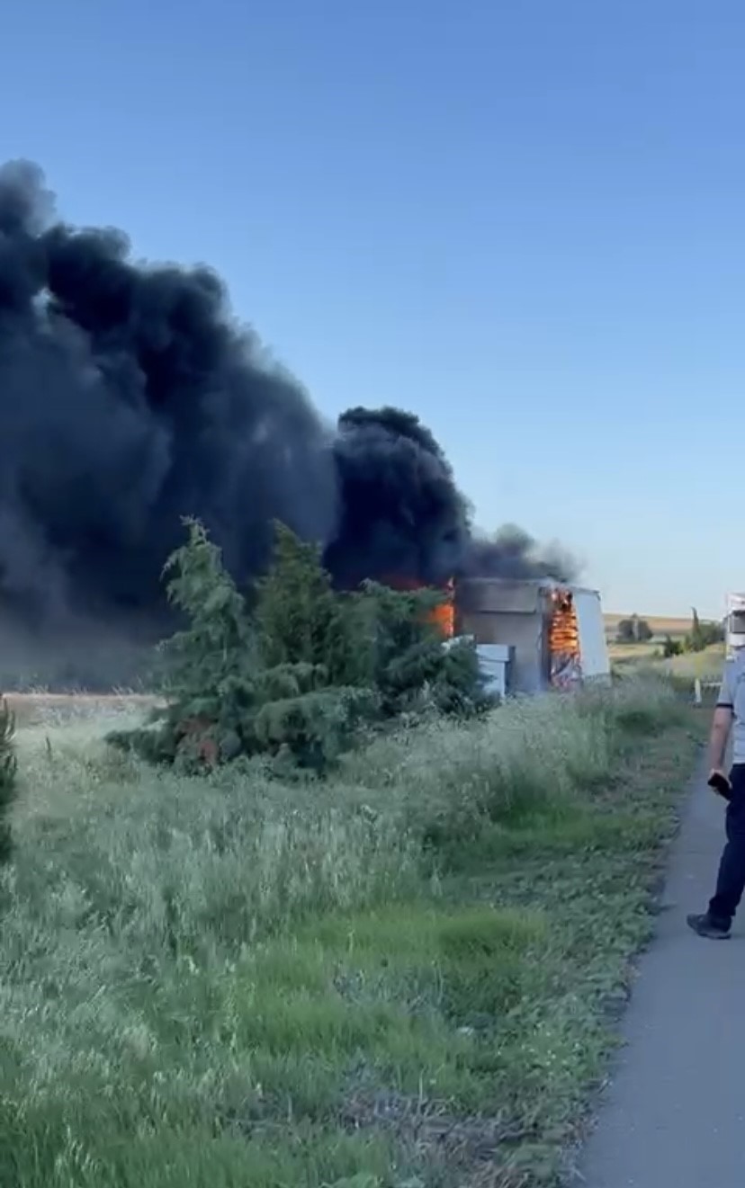 Çanakkale’de yol kenarına devrilen tır alev alev yandı 