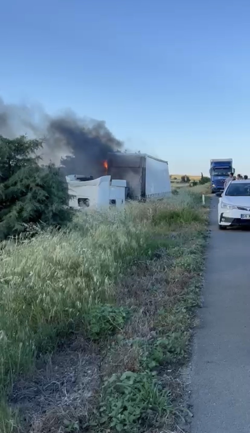 Çanakkale’de yol kenarına devrilen tır alev alev yandı 