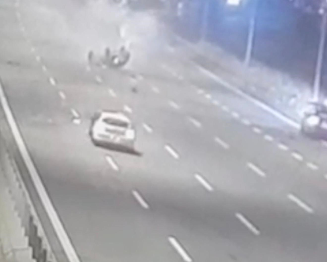 Sakarya’da feci kaza: 9 yaşındaki çocuk taklalar atan otomobilden yola savruldu