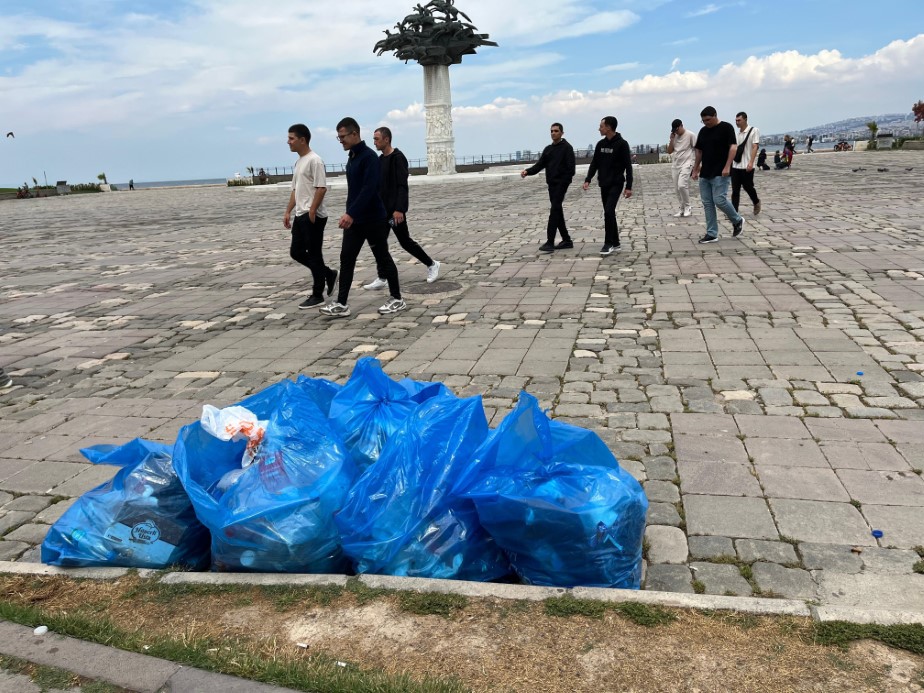 İzmir’de grevde 3. gün: Kordon çöple doldu