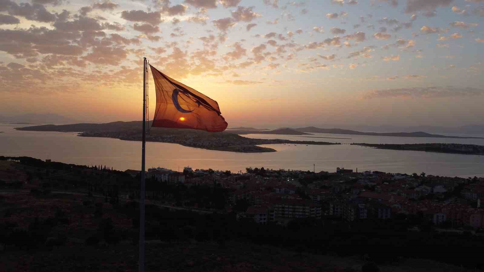 Gün batımında Türk bayrağı ve Ayvalık adaları görsel şölen oluşturdu 