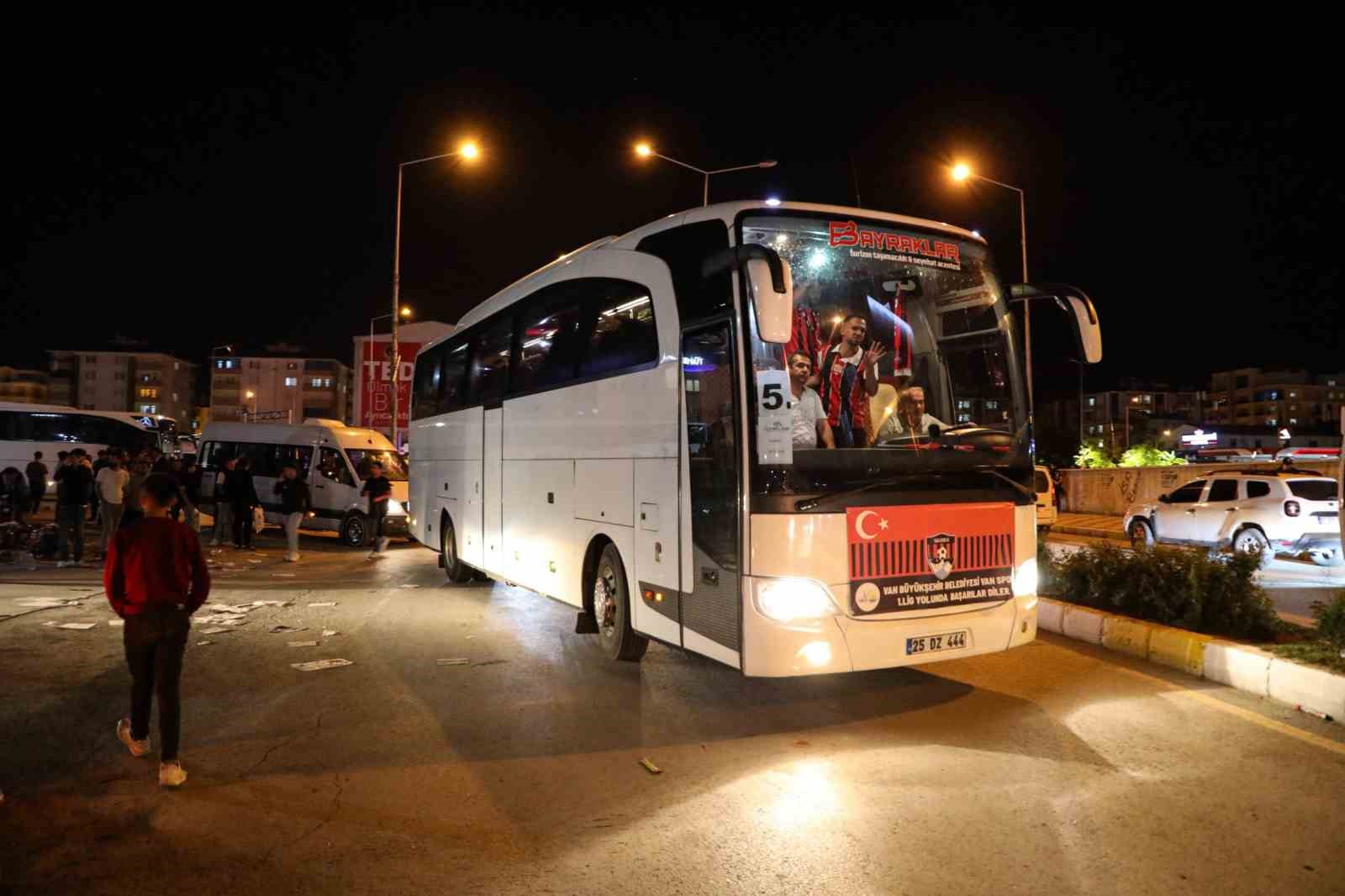 Van Büyükşehir Belediyesinden Vanspor taraftarına otobüs desteği 