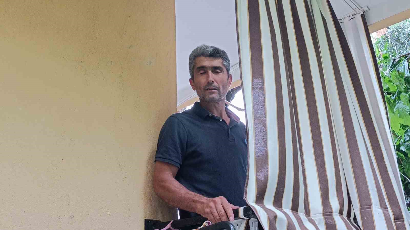 Manavgat’ta dev ağaç binanın üzerine devrildi 