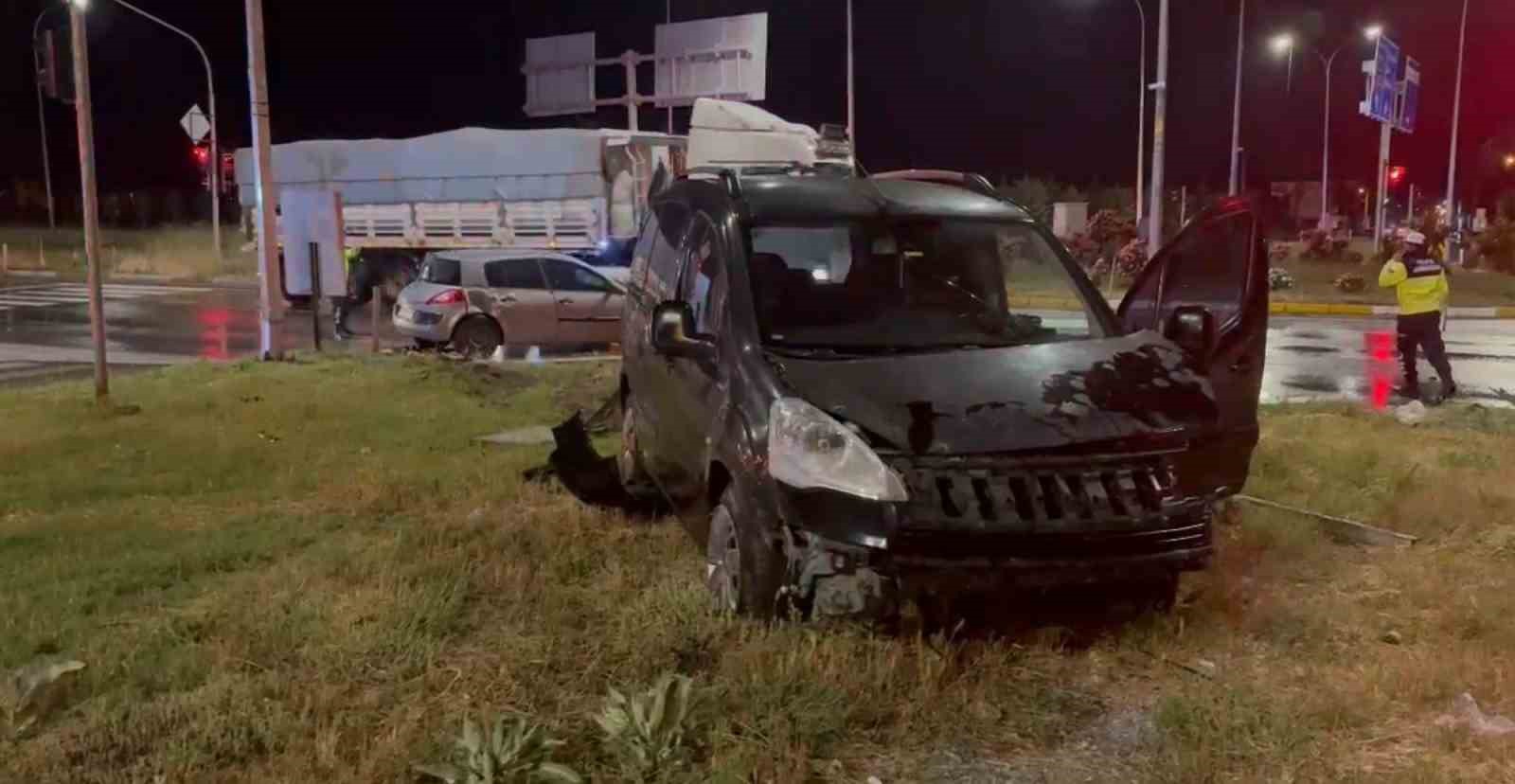 İki otomobilin çarpıştığı kazada 6 kişi yaralandı 