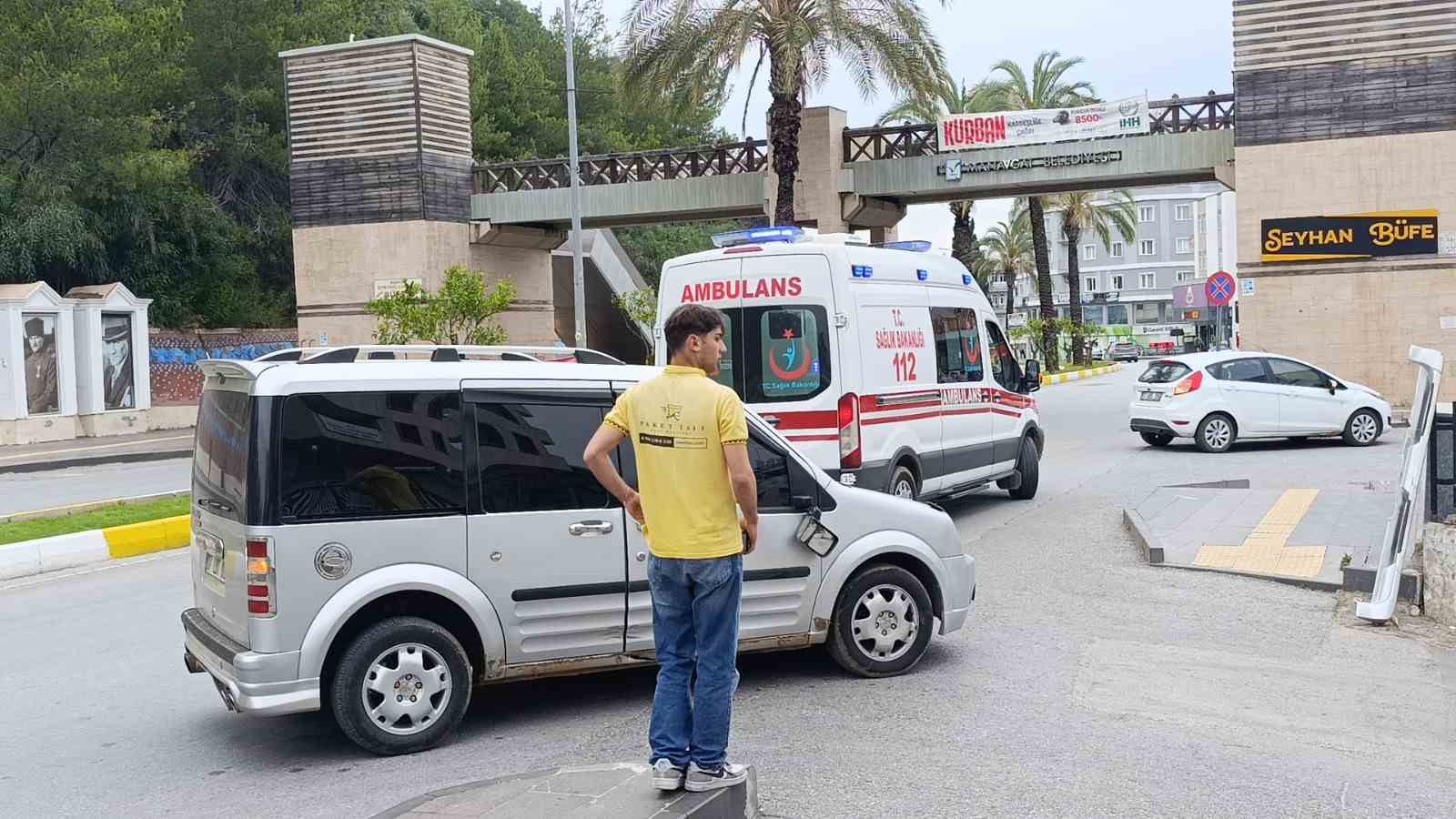Motosiklet önce otomobile, ardından da duvara çarptı 
