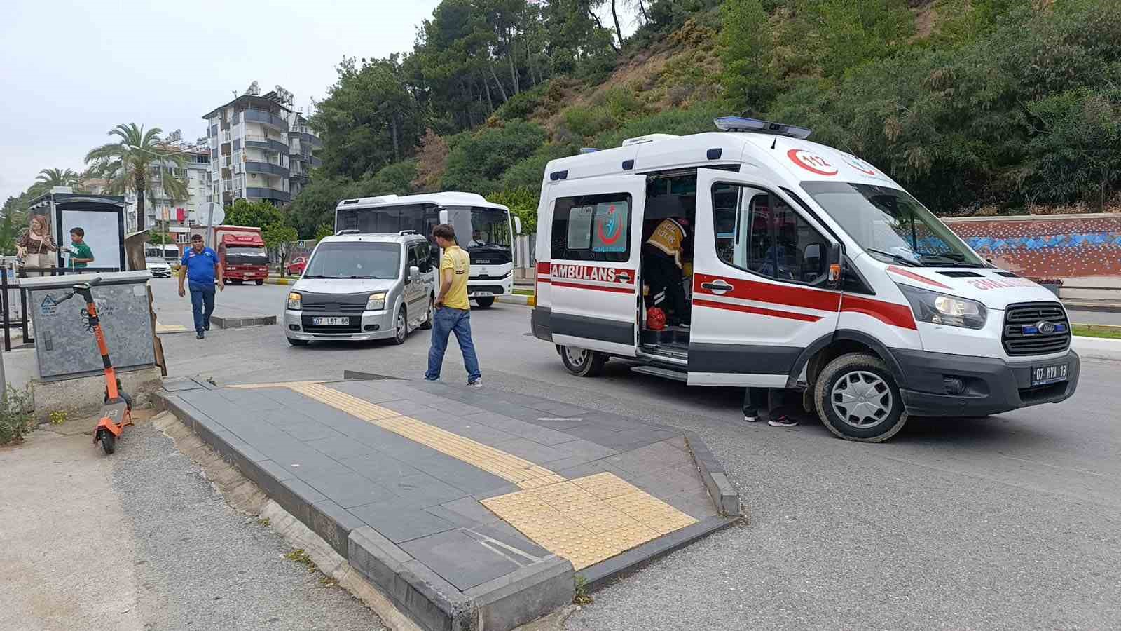 Motosiklet önce otomobile, ardından da duvara çarptı 
