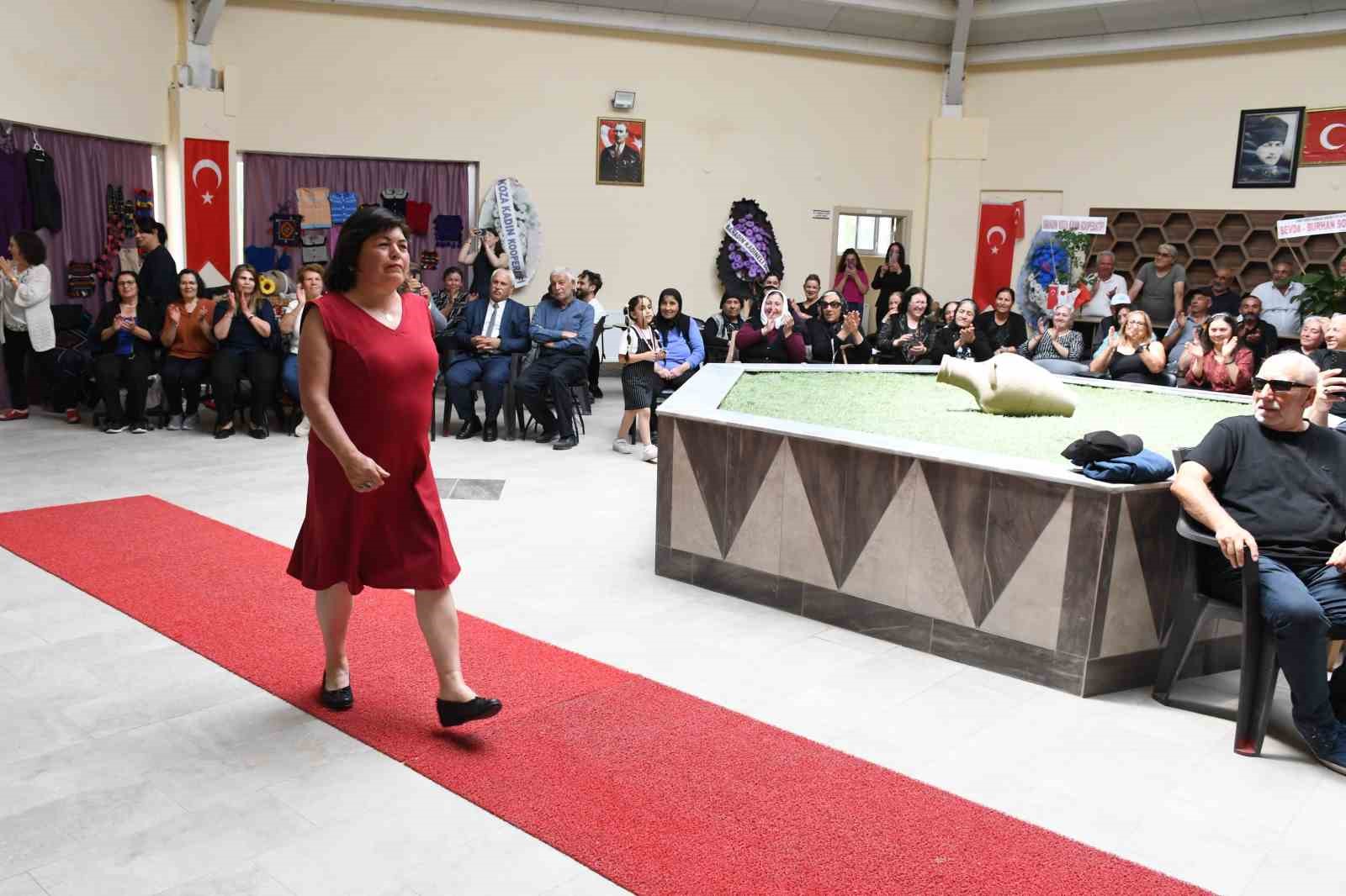 Ev hanımları kursla terzi oldu, kendi tasarımlarını defileyle tanıttı 