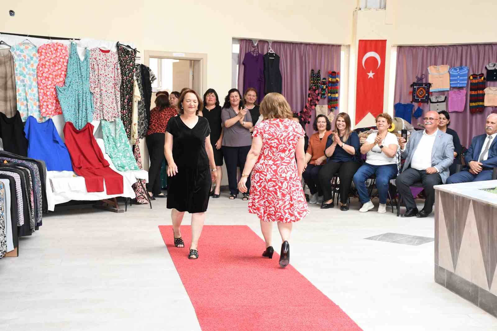 Ev hanımları kursla terzi oldu, kendi tasarımlarını defileyle tanıttı 