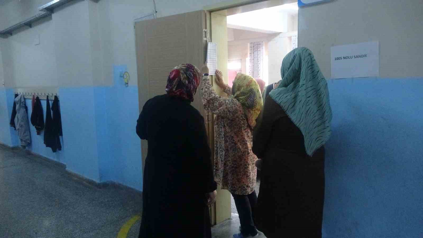 Çankırı’da vatandaşlar muhtar seçmek için sandık başına gitti 