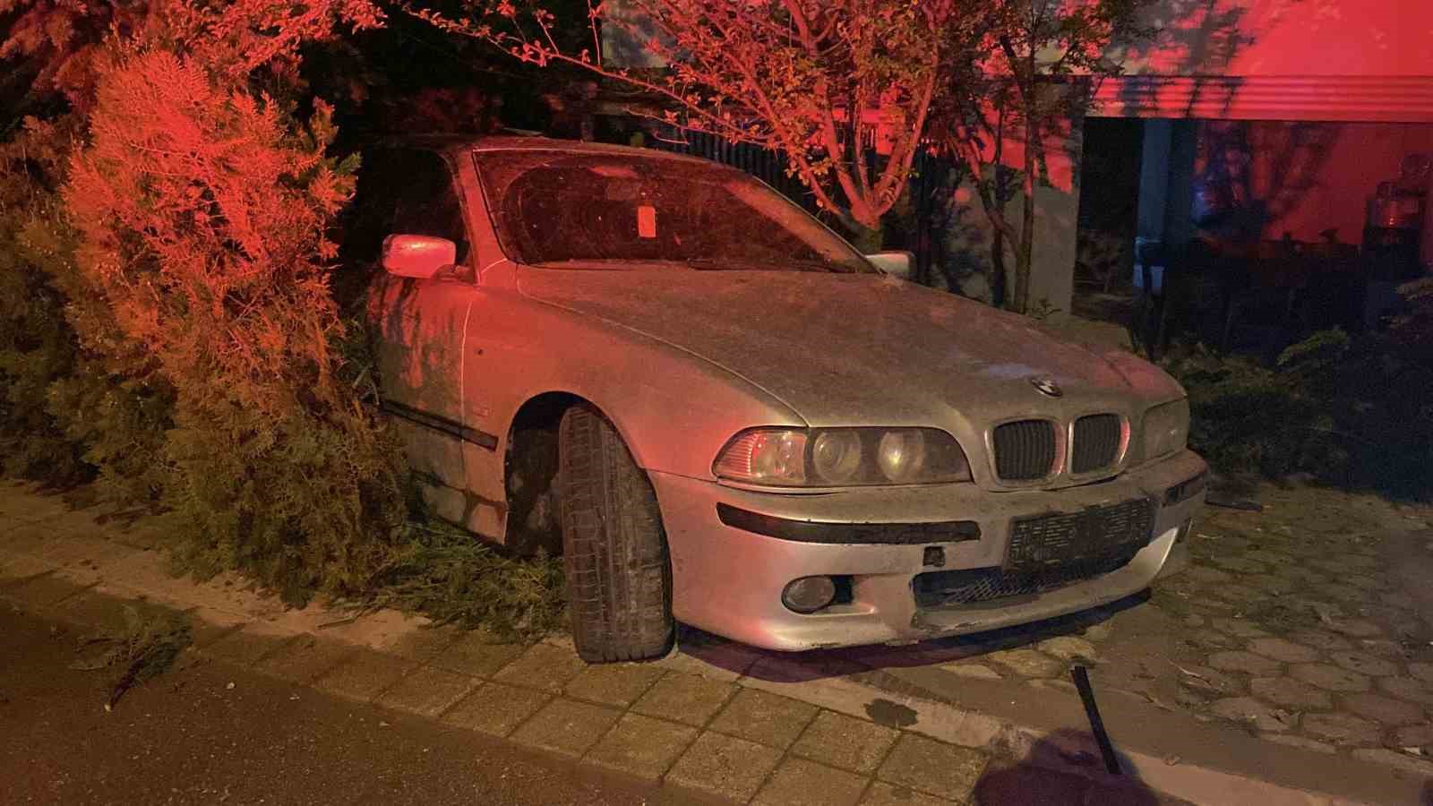 Islak zeminde kayan otomobil müstakil evin bahçesine daldı 