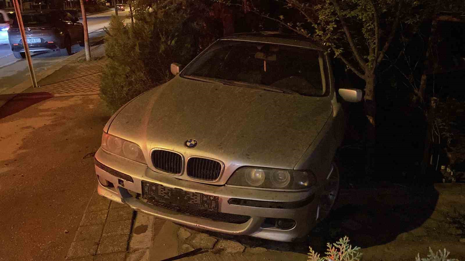 Islak zeminde kayan otomobil müstakil evin bahçesine daldı 