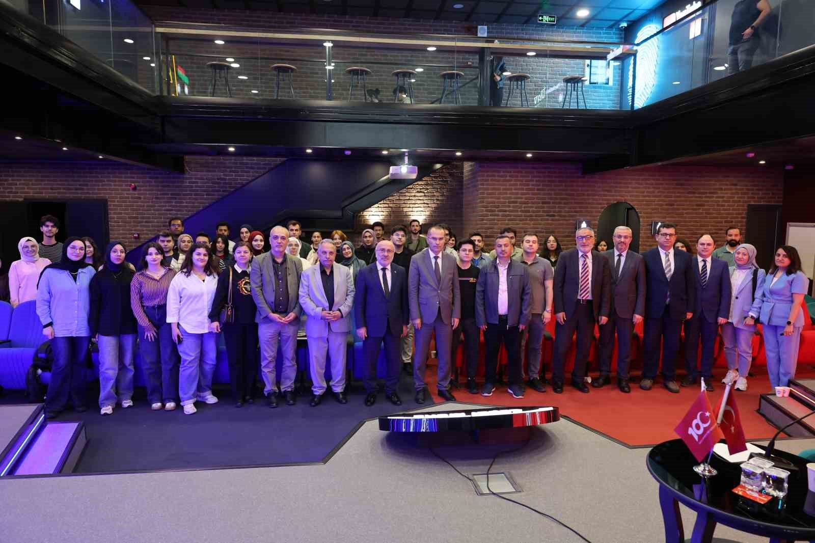 KAYÜ’de ’Yapay Zekâ ve ABC: Bilimde Yeni Krallık ve Kraliçesi’ konferansı düzenlendi 