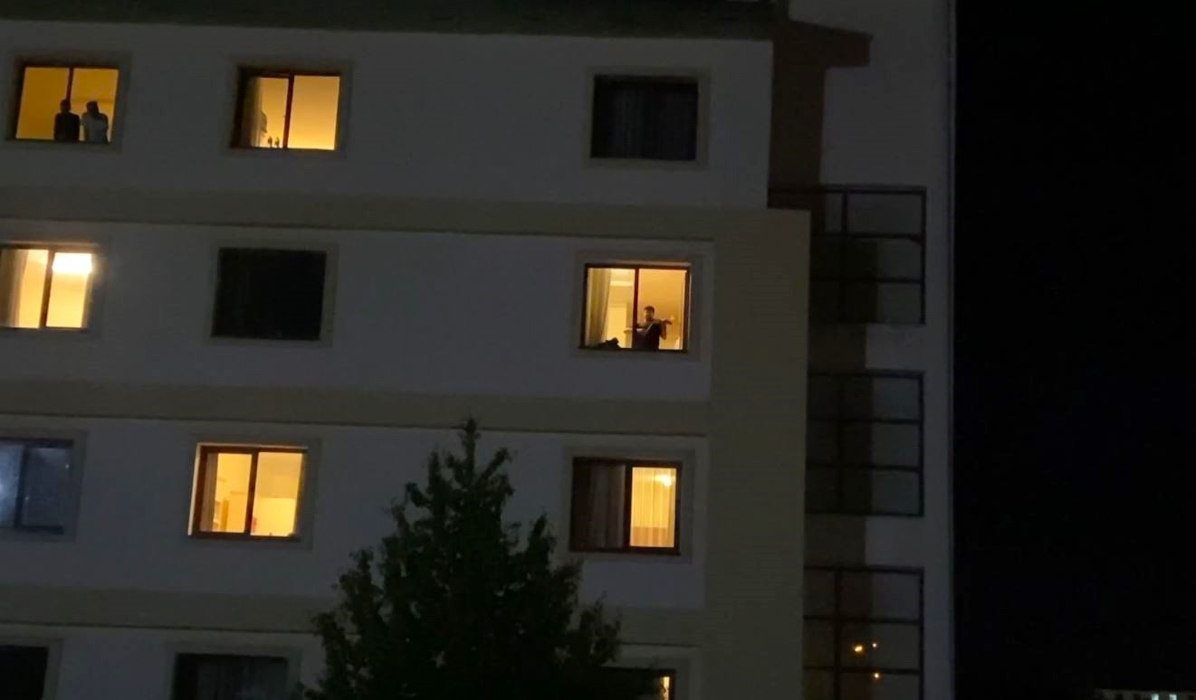 Öğrenci yurdunun penceresinden keman sesi yükseldi, yoldan geçenler ilgiyle dinledi 