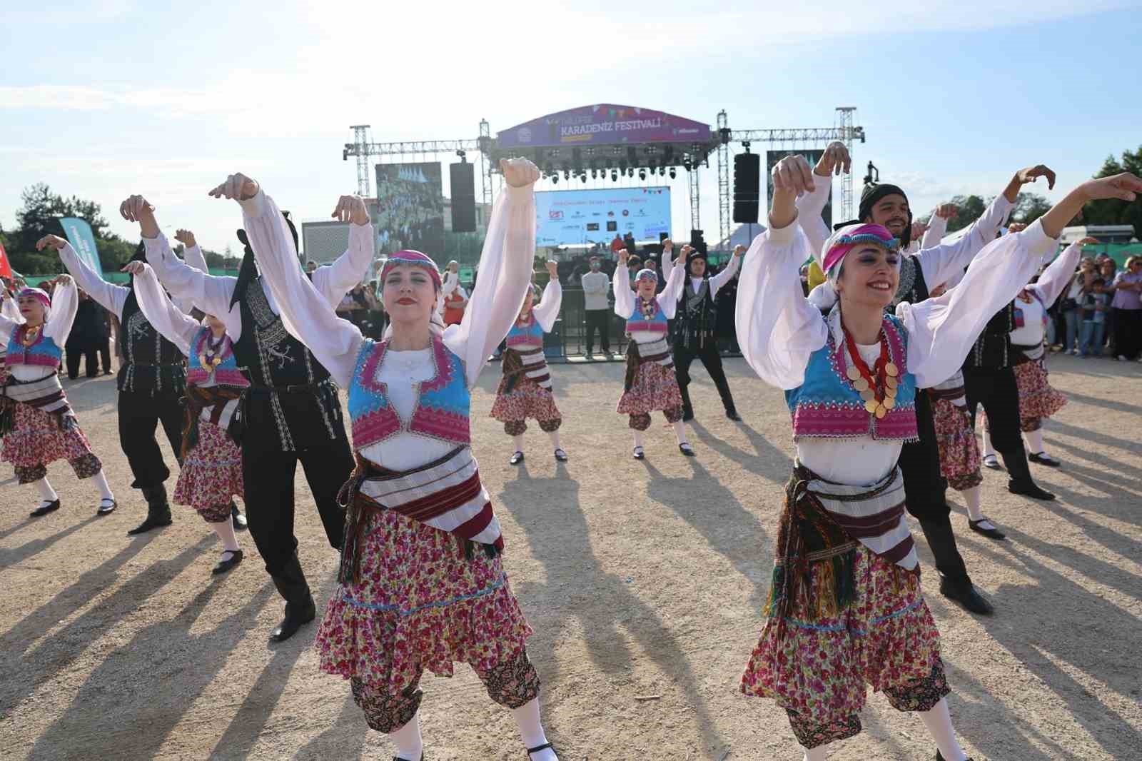 Nilüfer Karadeniz Festivali’nde Ekin Uzunlar rüzgarı 