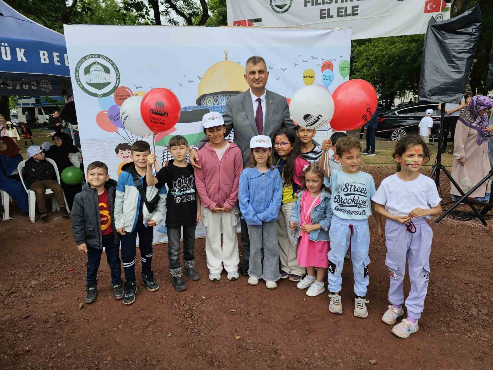 Yüzlerce kişi yağmur altında Filistin için tek yürek oldu 