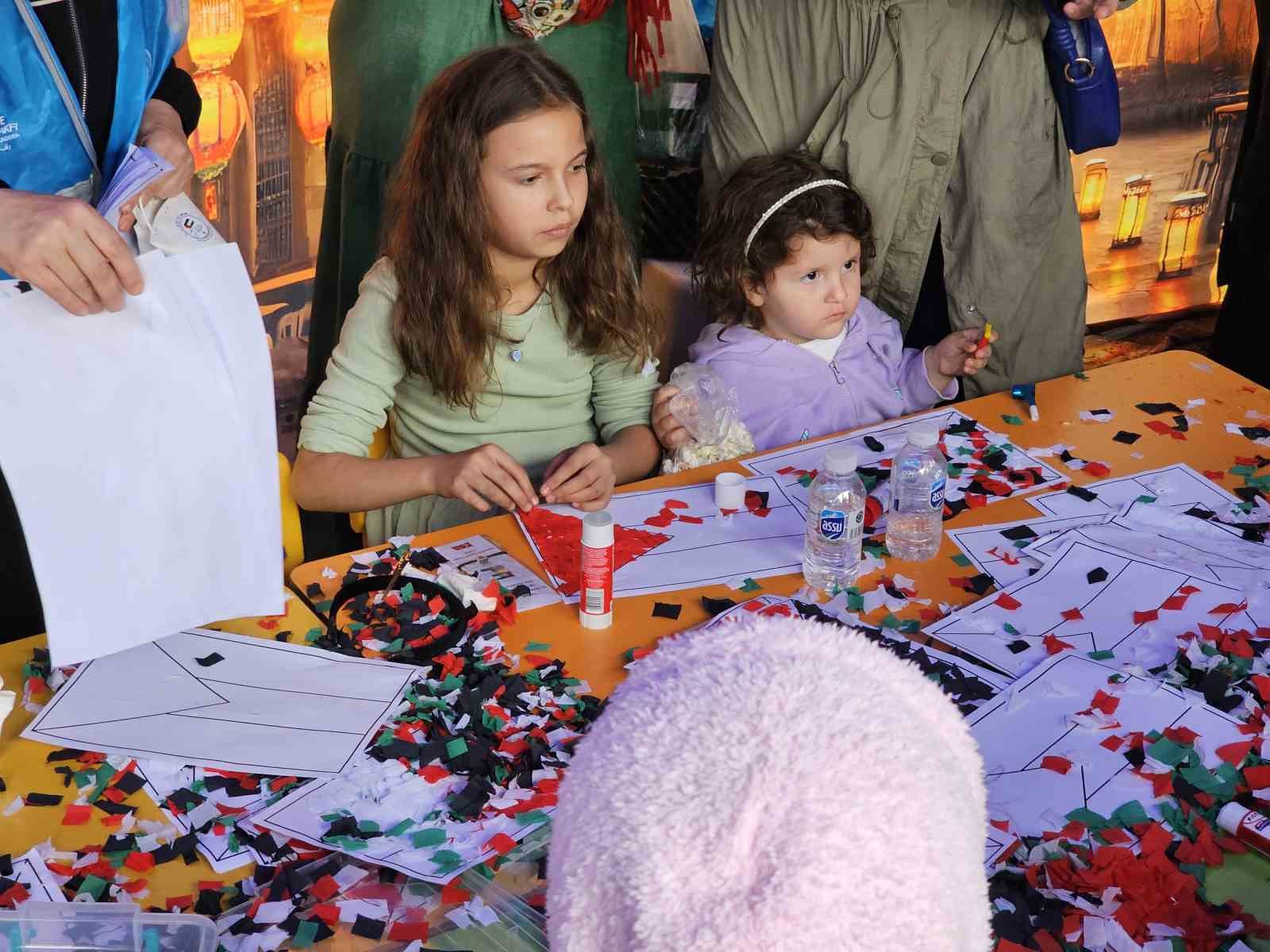 Yüzlerce kişi yağmur altında Filistin için tek yürek oldu 