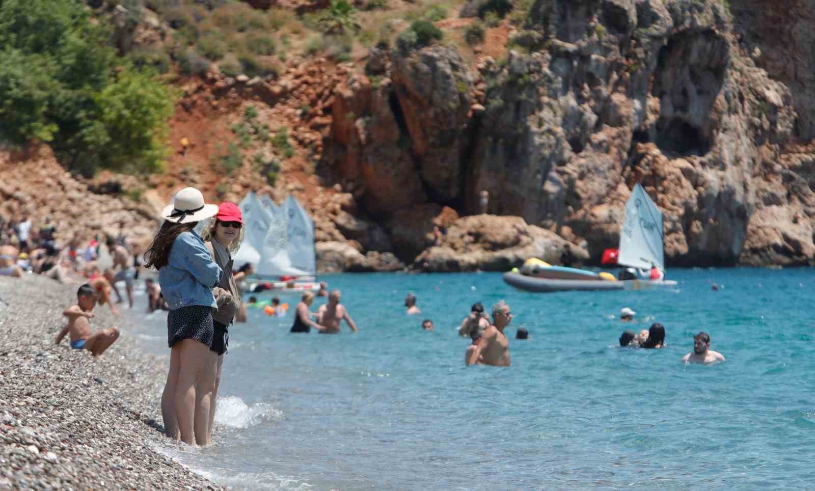 Güneşi gören Antalyalılar Konyaaltı Sahili’ni doldurdu 