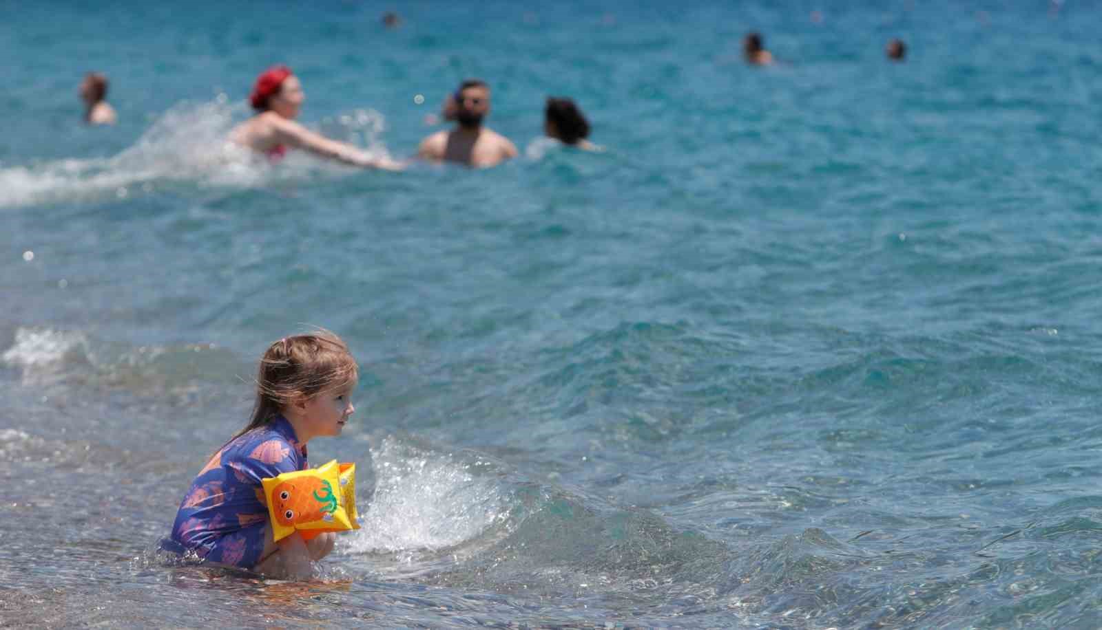 Güneşi gören Antalyalılar Konyaaltı Sahili’ni doldurdu 