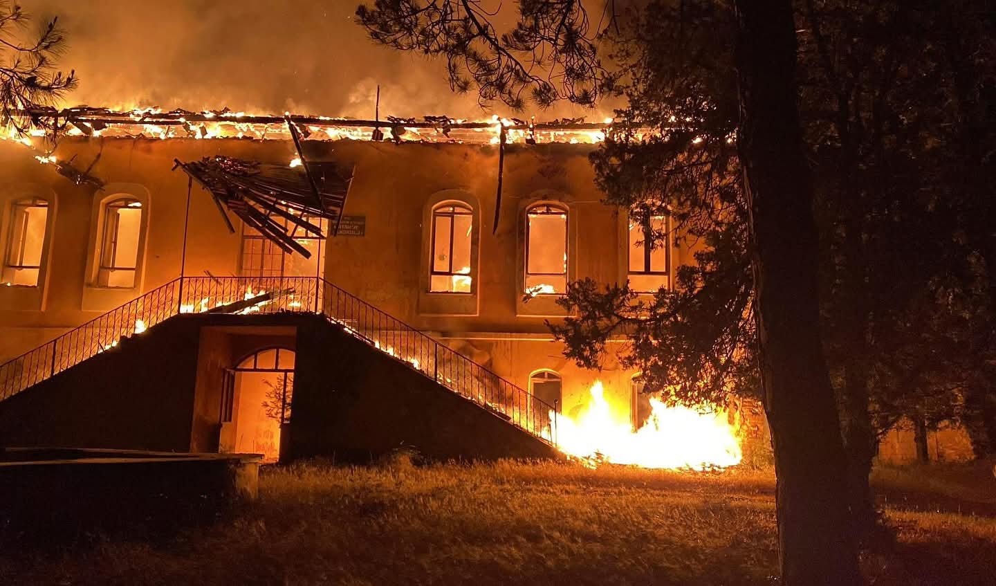Denizli’de Cumhuriyet’in ilk yıllarından kalma ilkokul kül oldu 