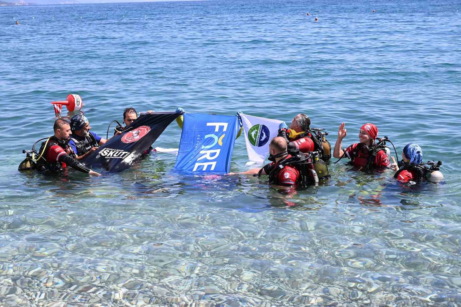 Kemer’de deniz dibi ve sahil temizliği etkinliği 