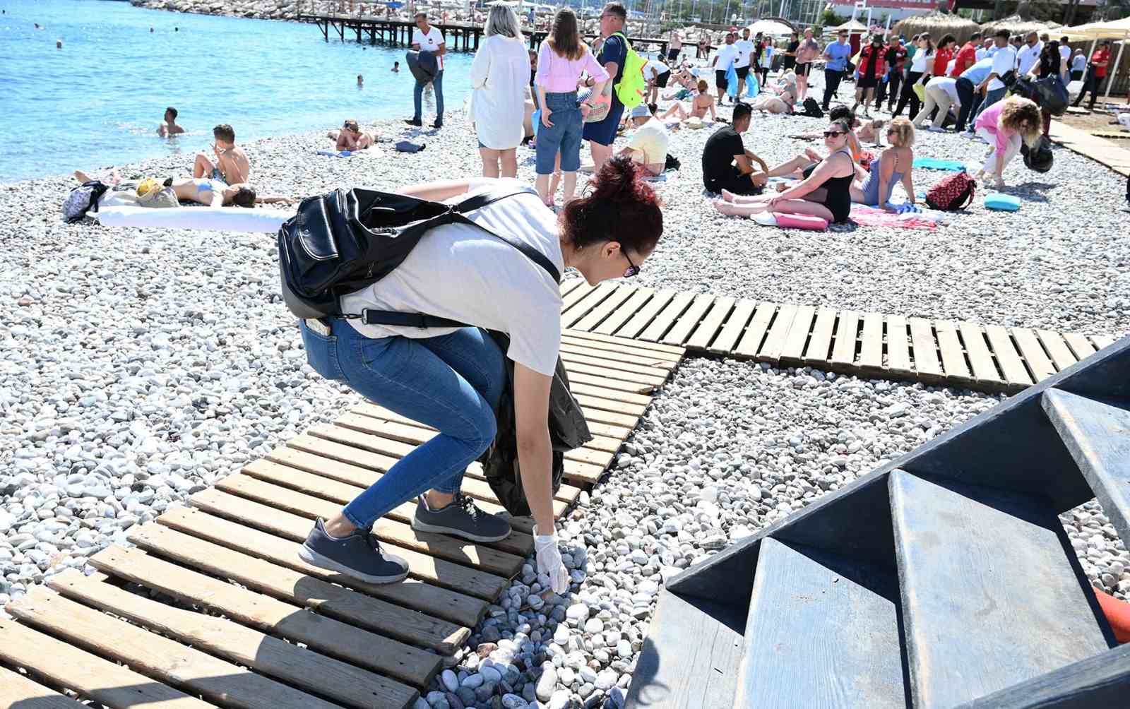 Kemer’de deniz dibi ve sahil temizliği etkinliği 