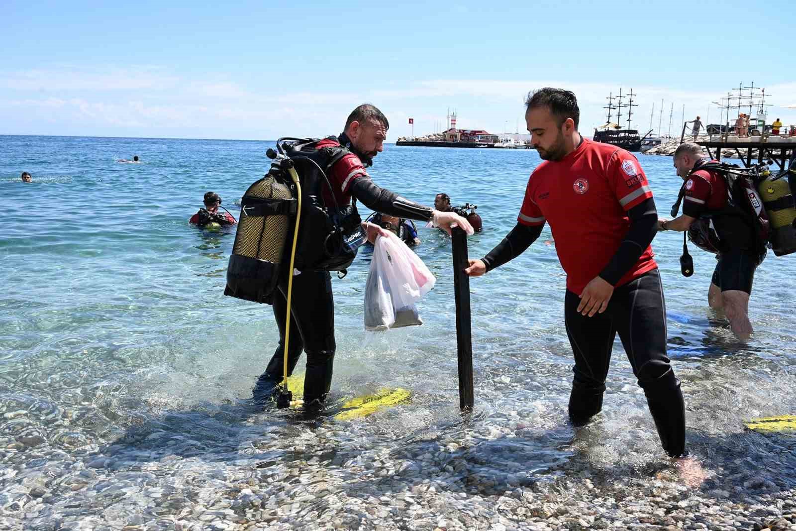 Kemer’de deniz dibi ve sahil temizliği etkinliği 